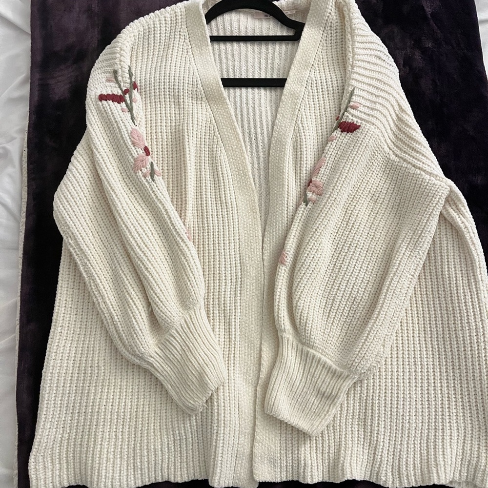 Cream cable knit cardigan with flower detail